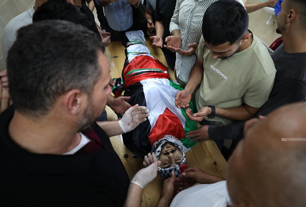 وداع جثمان الشهيد قصي نصار في مستشفى رفيديا بمدينة نابلس (تصوير: أيمن النوباني/وفا)